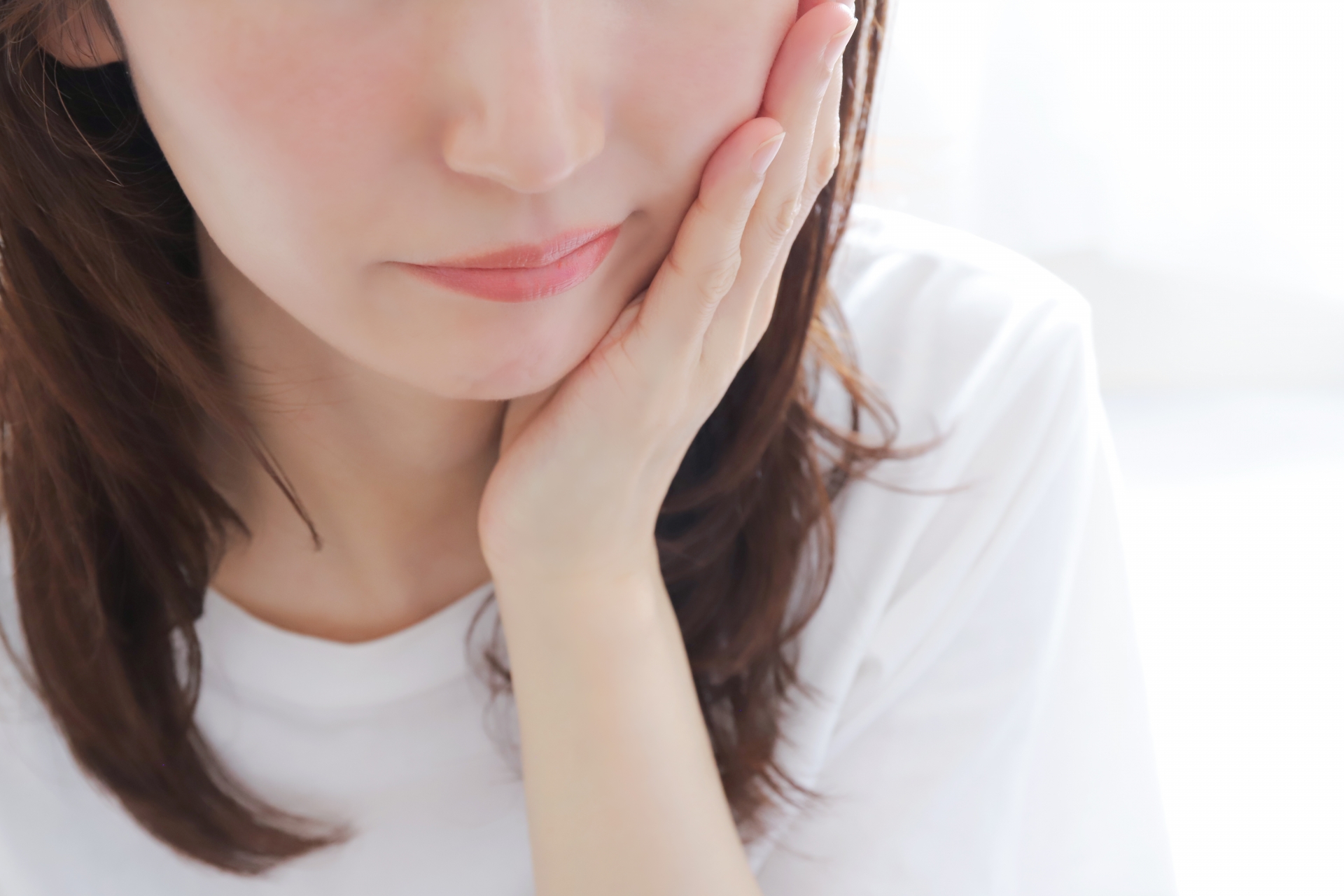 セラミックの歯が割れる原因は？対処法・予防策を解説